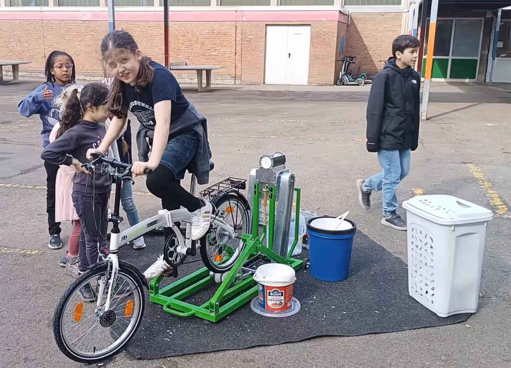 Göttingentour - Grundschule - Schülerin betreibt durch Muskelkraft den Fahrradschredder