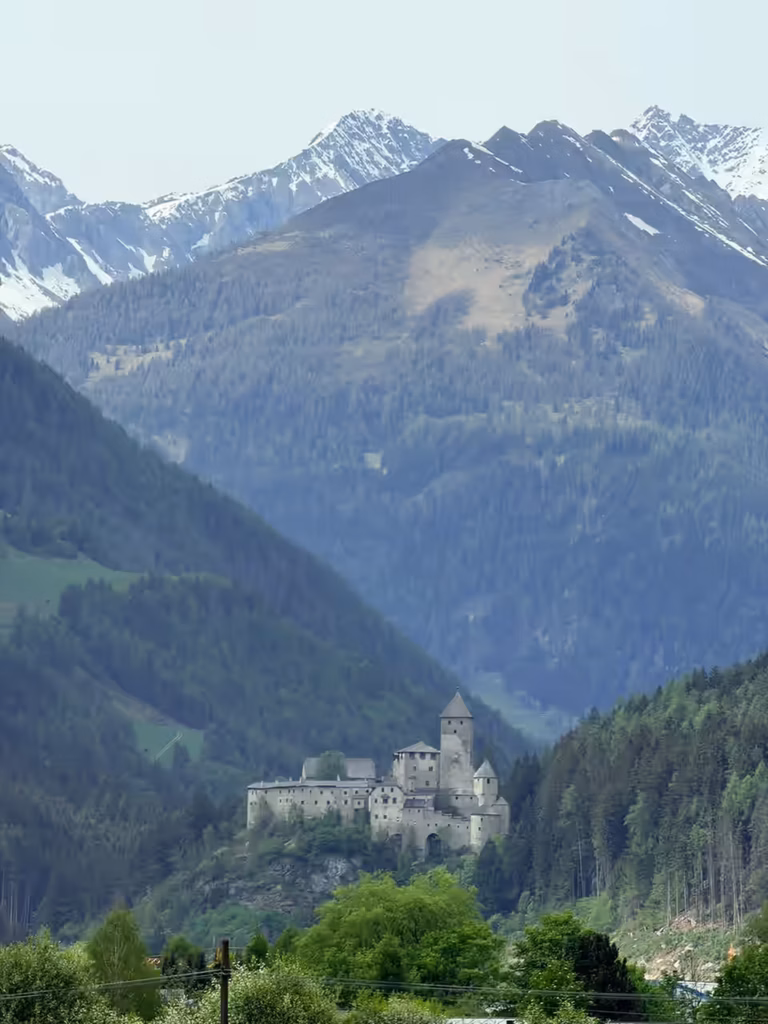 Italientour - Freizeit - Burg mit verschneiten Bergen