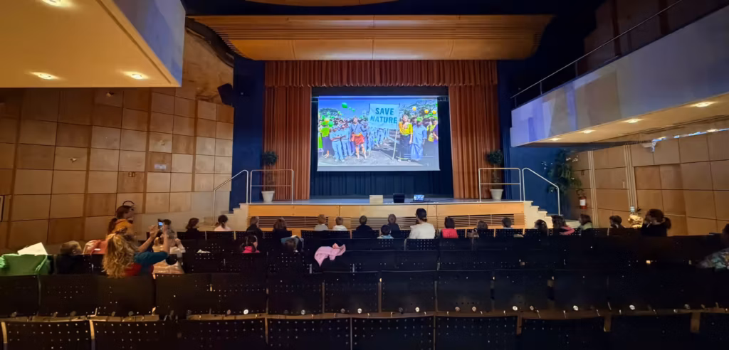 Italientour - Kindergarten Olang - Präsentation auf großer Bühne