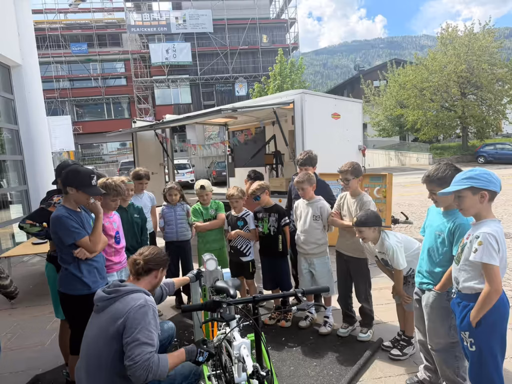 Italientour - Schule Olang - Einführung in die Funktionsweise des Fahrradschredders