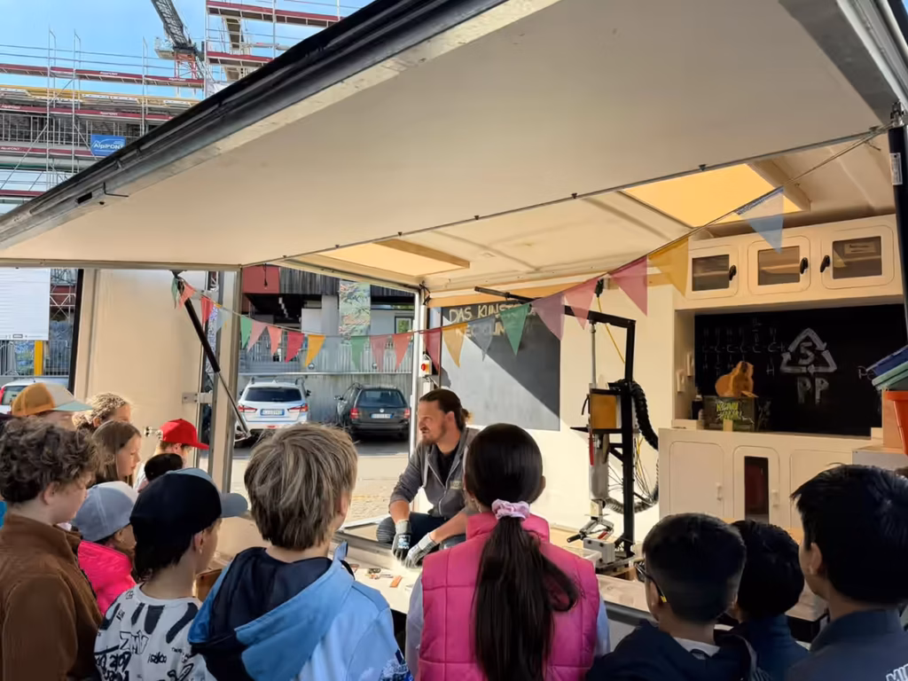 Italientour - Schule Olang - Einführung in den Recycling-Prozess mit begeisterten Kindern