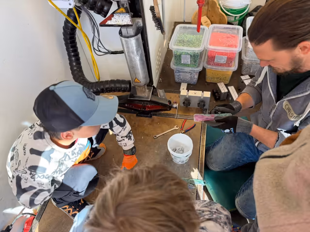 Italientour - Schule Olang - letzte Bearbeitung des fertig gepressten Lineals