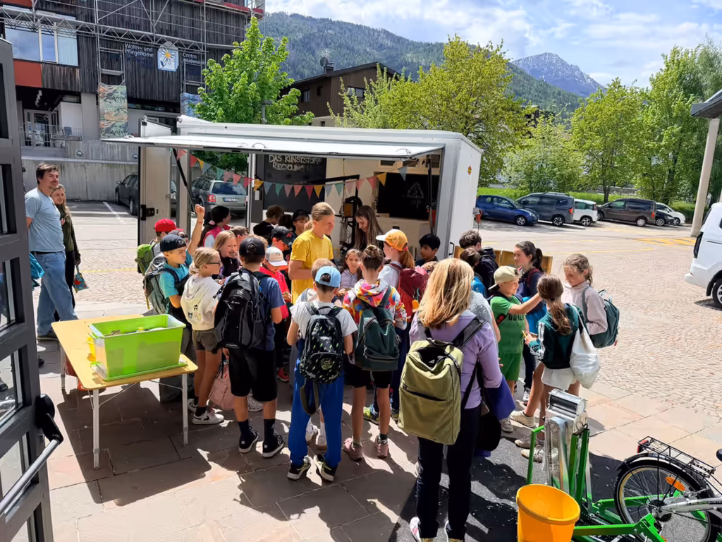 Italientour - Schule Olang - Gruppe von Kindern vor dem Recycling-Mobil