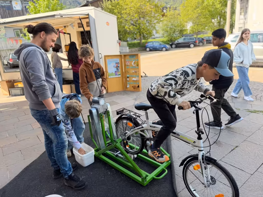 Italientour - Schule Olang - Kind schreddert mit Muskelkraft Müll mit dem Fahrradschredder