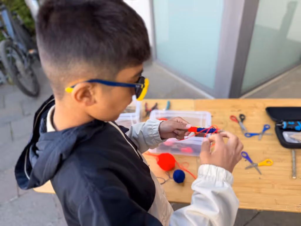 Italientour - Schule Olang - Kind bastelt seinen eigenen Holunderstift
