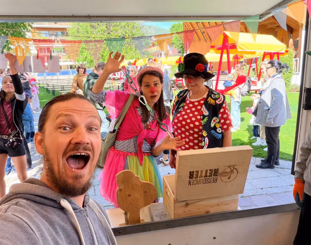 Italientour - Überdrehtag Olang - Clowns vor dem Recycling-Mobil