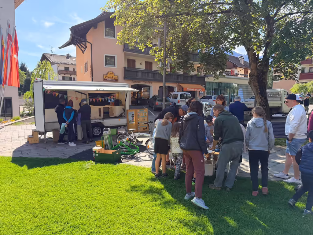 Italientour - Überdrehtag Olang - großes Treiben von Begeisterten vor dem Recycling-Mobil