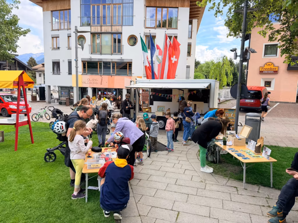 Italientour - Überdrehtag Olang - kreative Interessierte an den Stationen vom Recycling-Mobil